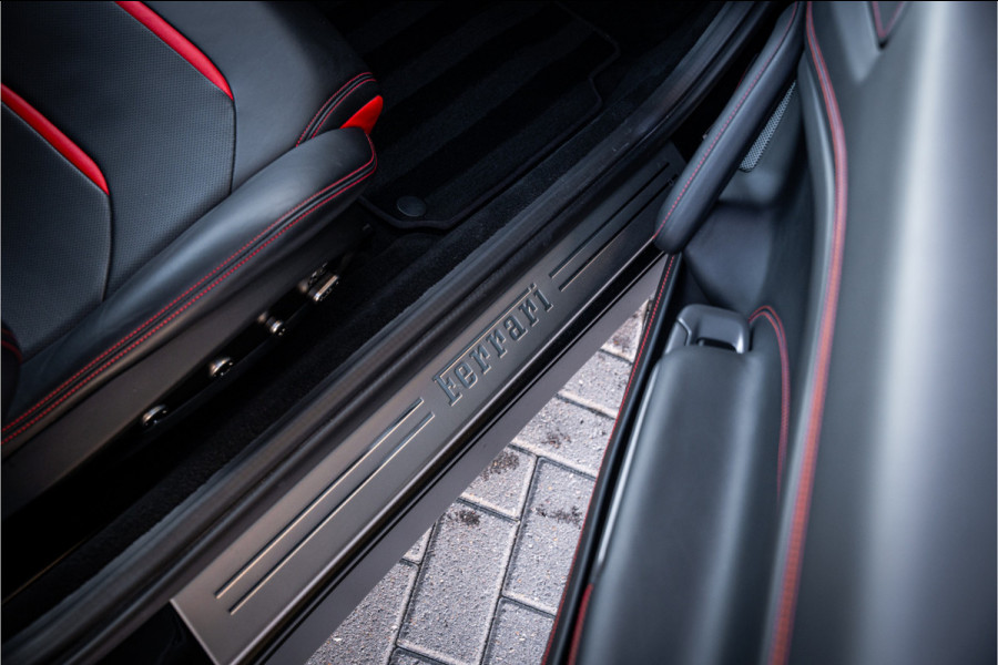 Ferrari GTC4Lusso T 3.9 V8 - Nero Daytona | Passenger Display | Lift | Stoelkoeling | Memory
