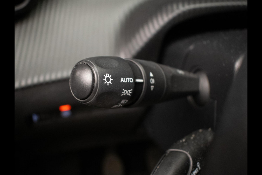Peugeot 208 1.2 PureTech Blue Lease Active Sport (APPLE CARPLAY,NAVI,CRUISE,CLIMATE,PDC,LED,DAB,SPORTSTOELEN,LM VELGEN,NETTESTAAT)