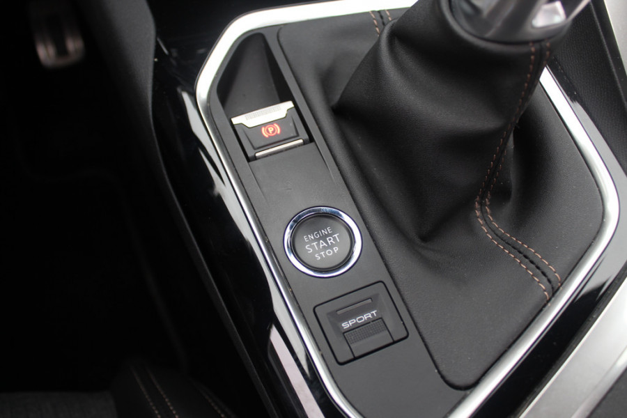 Peugeot 3008 1.2 PureTech GT Line / Panoramadak / Camera / Half leder / 19'' / Navigatie / Elektr. achterklep / Getint glas / Cruise Control