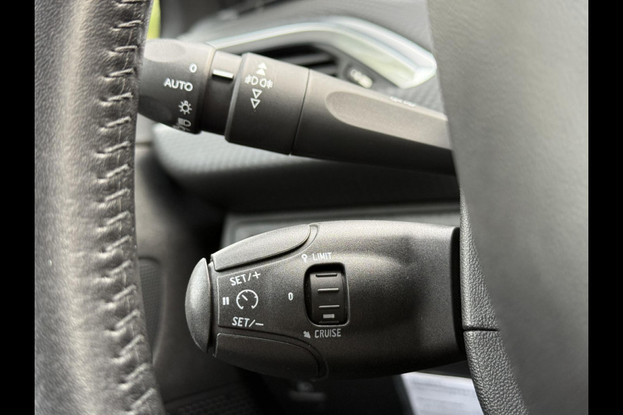 Peugeot 2008 1.2 PureTech Signature 1e Eigenaar,Dealer Onderhouden,Navi,Airco,Cruise,110pk,6 Bak,Lm velgen,Weinig km,N.A.P,Pdc,Nieuwe Apk bij Aflevering