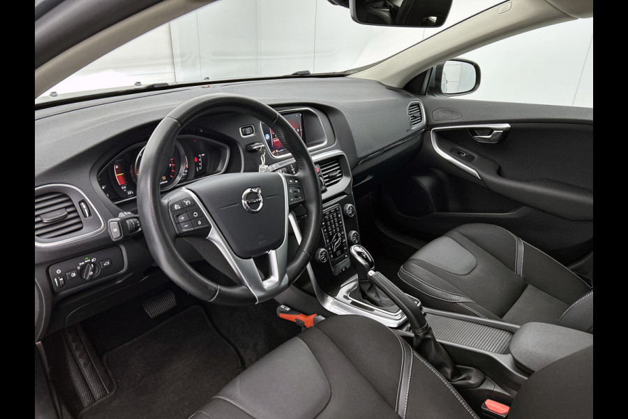 Volvo V40 1.5 T2 Polar+ Automaat (NAVIGATIE, TREKHAAK AFNEEMBAAR, STOELVERWARMING, CLIMA, PDC, LED, GOED ONDERHOUDEN)