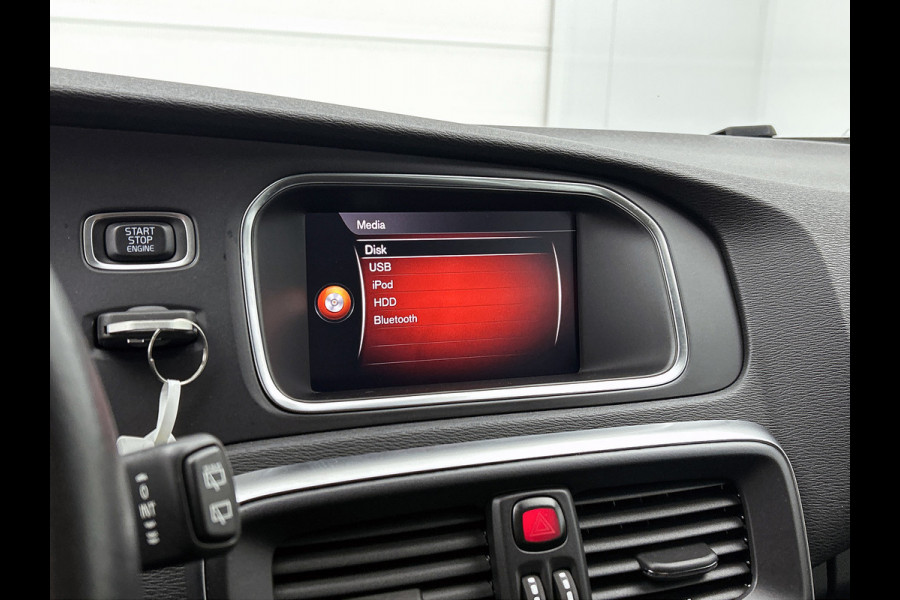 Volvo V40 1.5 T2 Polar+ Automaat (NAVIGATIE, TREKHAAK AFNEEMBAAR, STOELVERWARMING, CLIMA, PDC, LED, GOED ONDERHOUDEN)