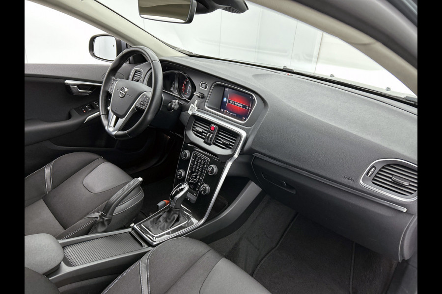 Volvo V40 1.5 T2 Polar+ Automaat (NAVIGATIE, TREKHAAK AFNEEMBAAR, STOELVERWARMING, CLIMA, PDC, LED, GOED ONDERHOUDEN)