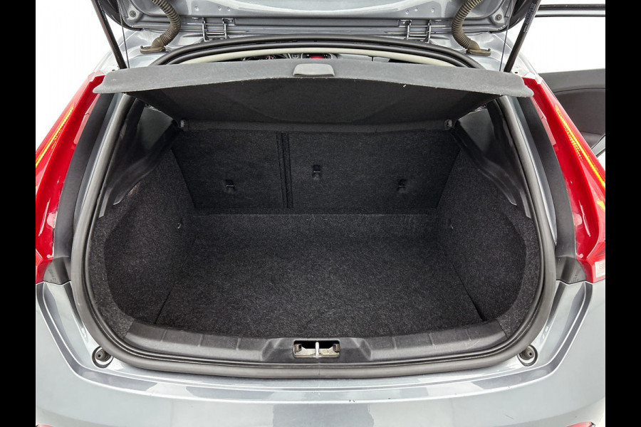 Volvo V40 1.5 T2 Polar+ Automaat (NAVIGATIE, TREKHAAK AFNEEMBAAR, STOELVERWARMING, CLIMA, PDC, LED, GOED ONDERHOUDEN)