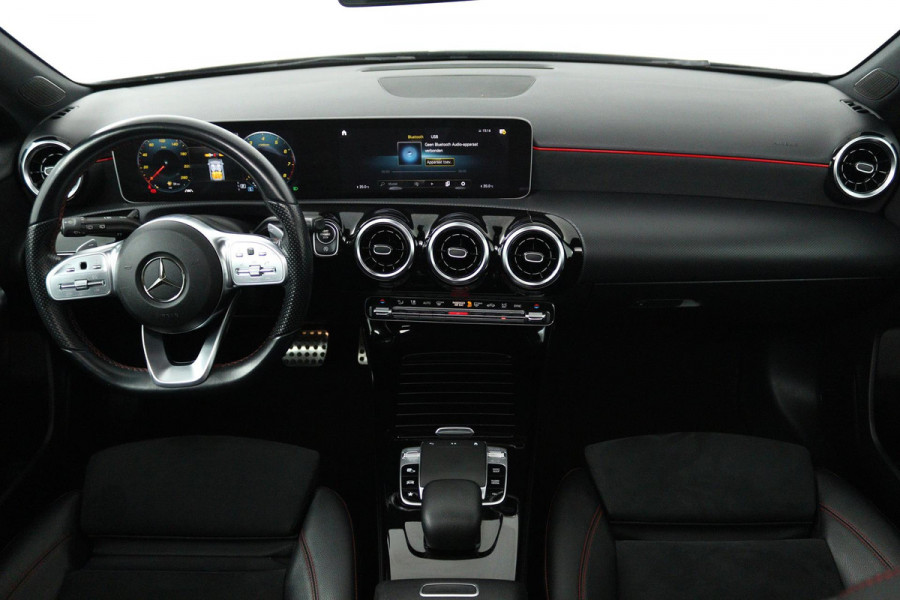 Mercedes-Benz A-Klasse 200 Business Solution AMG (PANORAMADAK, STOELVERWARMING, ACHTERUITRIJCAMERA, NAVIGATIE, AUTOMAAT)