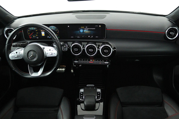 Mercedes-Benz A-Klasse 200 Business Solution AMG (PANORAMADAK, STOELVERWARMING, ACHTERUITRIJCAMERA, NAVIGATIE, AUTOMAAT)
