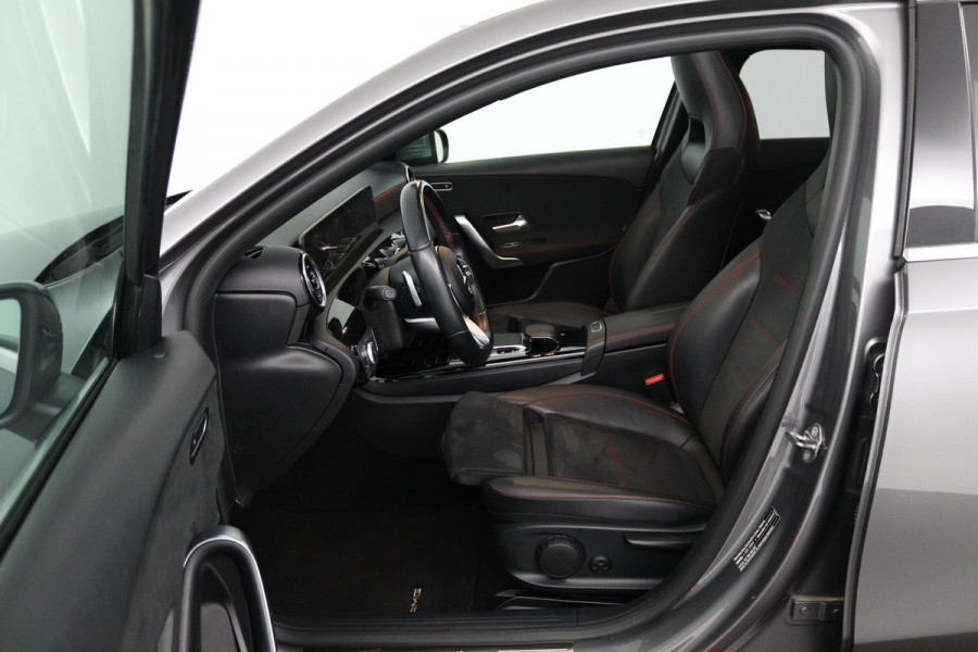 Mercedes-Benz A-Klasse 200 Business Solution AMG (PANORAMADAK, STOELVERWARMING, ACHTERUITRIJCAMERA, NAVIGATIE, AUTOMAAT)