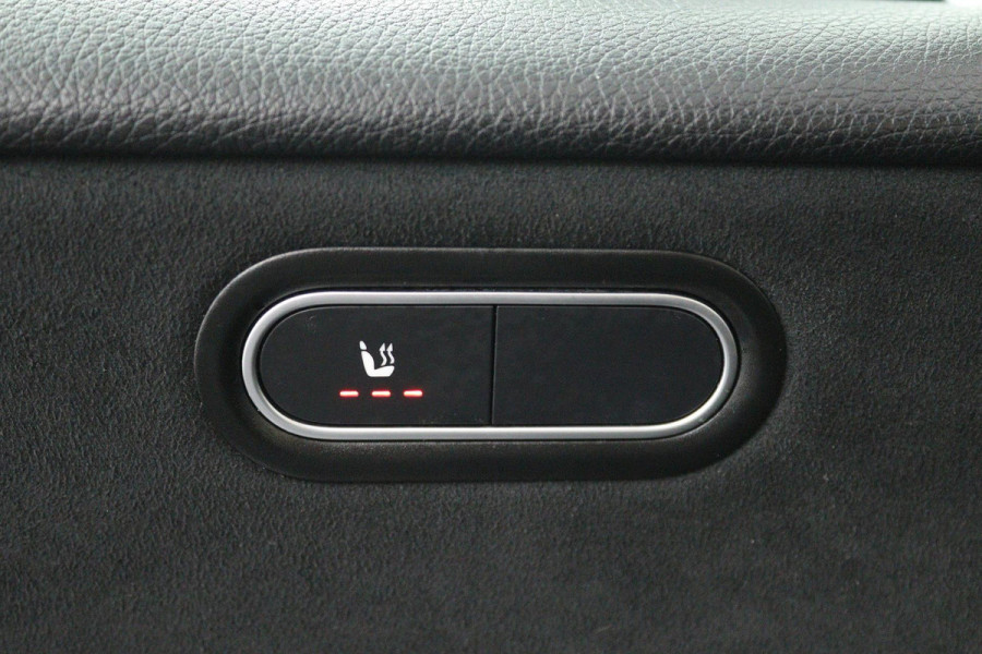 Mercedes-Benz A-Klasse 200 Business Solution AMG (PANORAMADAK, STOELVERWARMING, ACHTERUITRIJCAMERA, NAVIGATIE, AUTOMAAT)