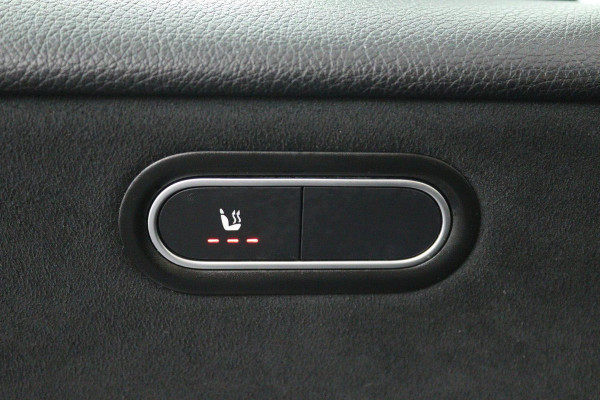 Mercedes-Benz A-Klasse 200 Business Solution AMG (PANORAMADAK, STOELVERWARMING, ACHTERUITRIJCAMERA, NAVIGATIE, AUTOMAAT)
