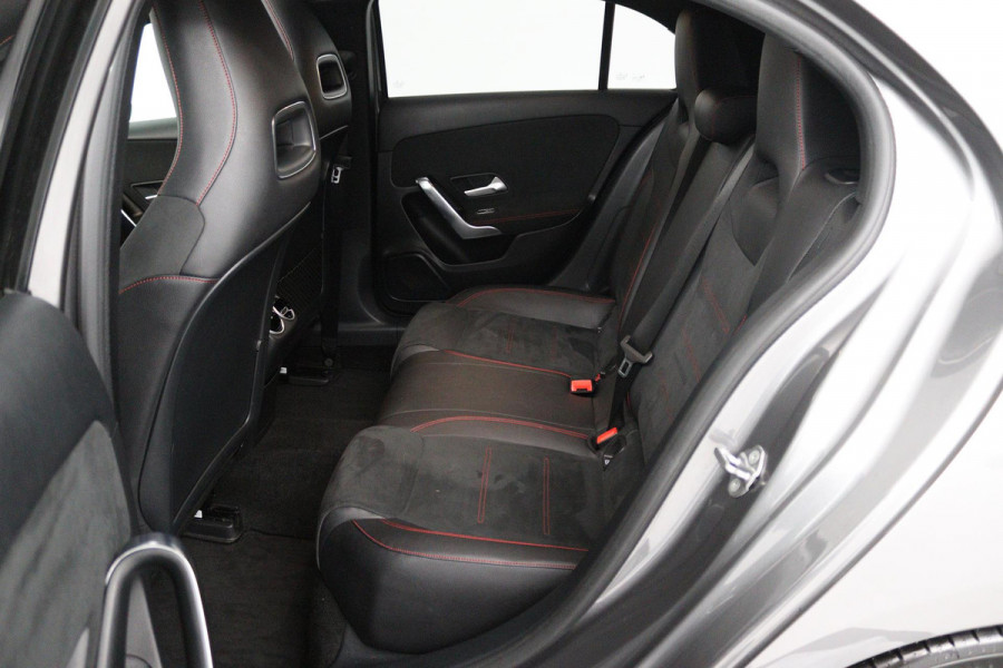 Mercedes-Benz A-Klasse 200 Business Solution AMG (PANORAMADAK, STOELVERWARMING, ACHTERUITRIJCAMERA, NAVIGATIE, AUTOMAAT)