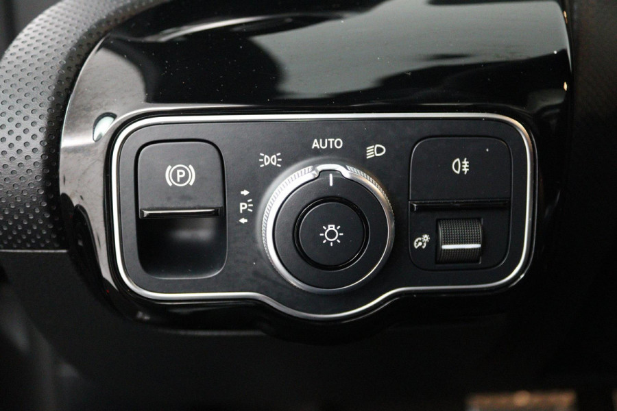 Mercedes-Benz A-Klasse 200 Business Solution AMG (PANORAMADAK, STOELVERWARMING, ACHTERUITRIJCAMERA, NAVIGATIE, AUTOMAAT)