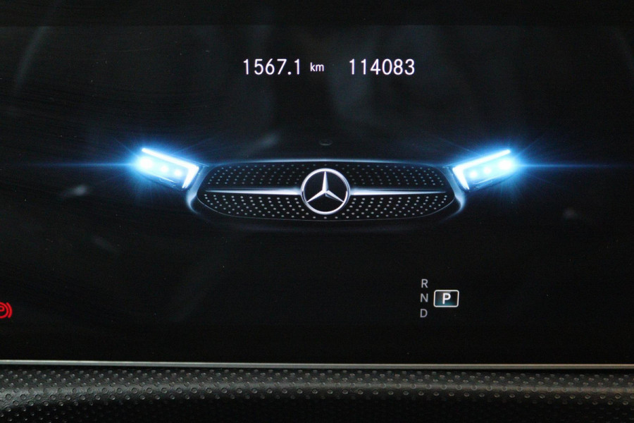 Mercedes-Benz A-Klasse 200 Business Solution AMG (PANORAMADAK, STOELVERWARMING, ACHTERUITRIJCAMERA, NAVIGATIE, AUTOMAAT)