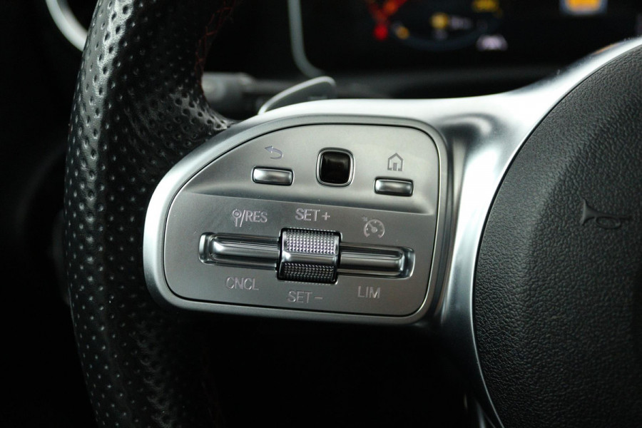 Mercedes-Benz A-Klasse 200 Business Solution AMG (PANORAMADAK, STOELVERWARMING, ACHTERUITRIJCAMERA, NAVIGATIE, AUTOMAAT)