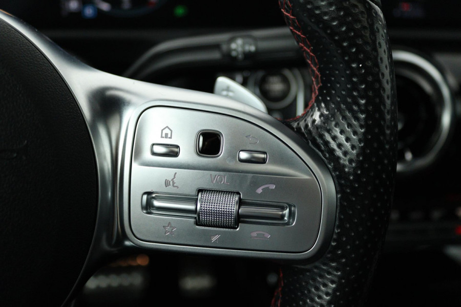 Mercedes-Benz A-Klasse 200 Business Solution AMG (PANORAMADAK, STOELVERWARMING, ACHTERUITRIJCAMERA, NAVIGATIE, AUTOMAAT)