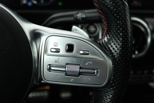 Mercedes-Benz A-Klasse 200 Business Solution AMG (PANORAMADAK, STOELVERWARMING, ACHTERUITRIJCAMERA, NAVIGATIE, AUTOMAAT)
