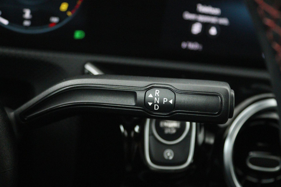 Mercedes-Benz A-Klasse 200 Business Solution AMG (PANORAMADAK, STOELVERWARMING, ACHTERUITRIJCAMERA, NAVIGATIE, AUTOMAAT)