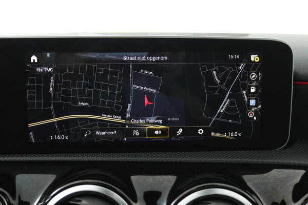 Mercedes-Benz A-Klasse 200 Business Solution AMG (PANORAMADAK, STOELVERWARMING, ACHTERUITRIJCAMERA, NAVIGATIE, AUTOMAAT)