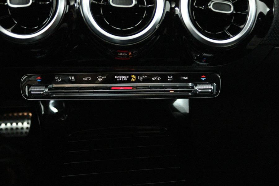 Mercedes-Benz A-Klasse 200 Business Solution AMG (PANORAMADAK, STOELVERWARMING, ACHTERUITRIJCAMERA, NAVIGATIE, AUTOMAAT)
