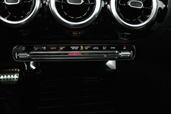 Mercedes-Benz A-Klasse 200 Business Solution AMG (PANORAMADAK, STOELVERWARMING, ACHTERUITRIJCAMERA, NAVIGATIE, AUTOMAAT)