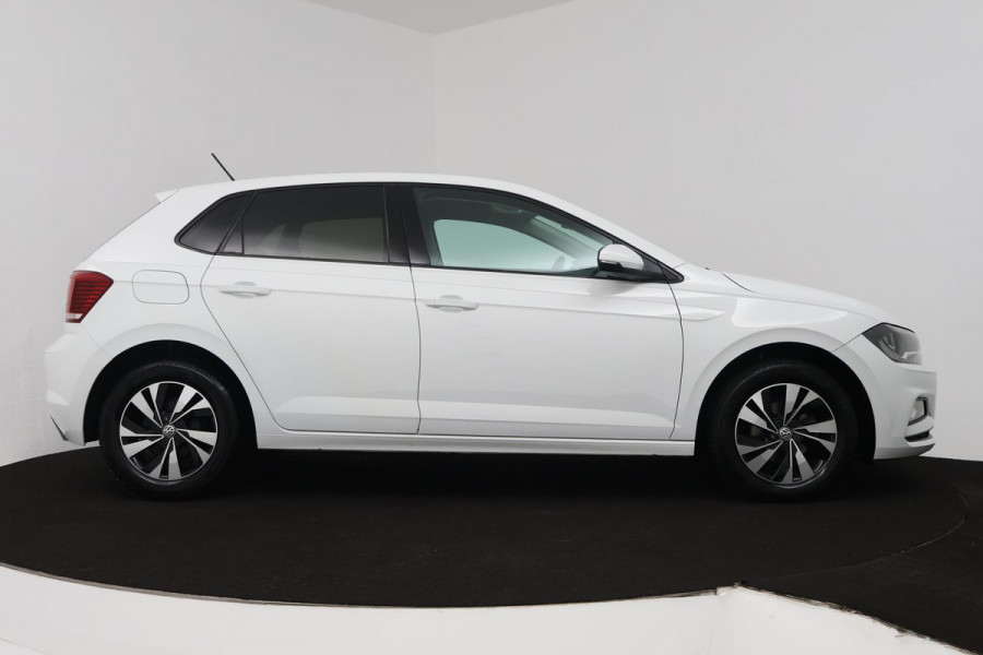 Volkswagen Polo 1.0 TSI Comfortline (CRUISE CONTROL ADAPTIEF, ACHTERUITRIJCAMERA, CARPLAY NAVIGATIE)