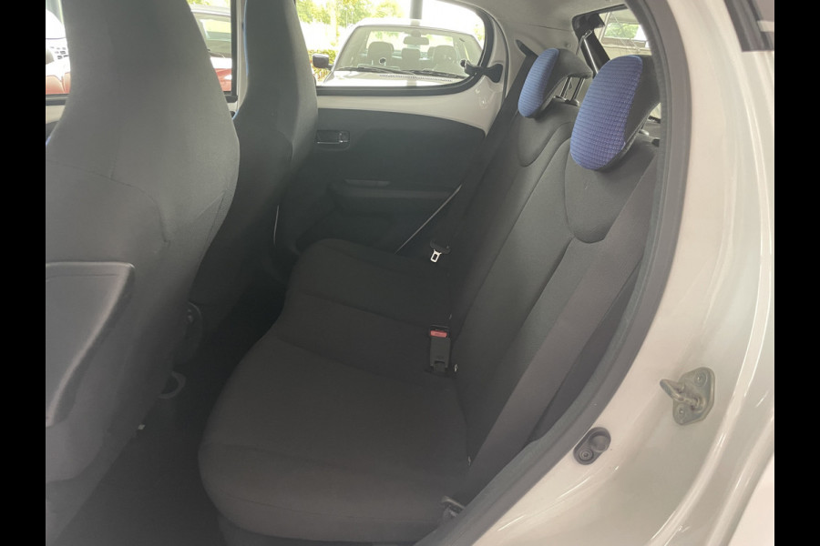 Citroën C1 1.0 VTi Shine Achteruitrijcamera - Airco - Lichtmetalen velgen - Radio - Stuur leder - Stuur multifunctioneel