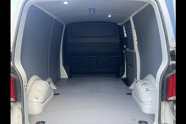 Volkswagen Transporter 2.0 TDI L2H1 30 Comfortline AIRCO / CRUISE CONTROLE / NAVI / CARPLAY / VERLAAGD