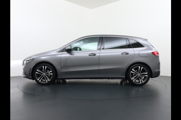 Mercedes-Benz B-Klasse 200 Business Solution AMG VAN: 27.900,- VOOR 25.877,- UW HERFSTVOORDEEL: 2.023,- Leder | Elektrische Kofferbak | Ambilight Sfeerverlichting | Rijklaar geleverd met 12 maanden BOVAG-garantie