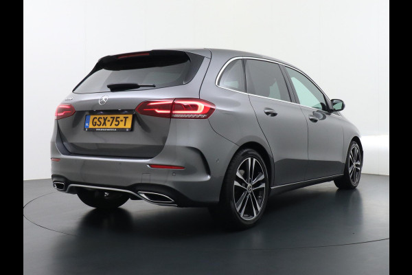 Mercedes-Benz B-Klasse 200 Business Solution AMG VAN: 27.900,- VOOR 25.877,- UW HERFSTVOORDEEL: 2.023,- Leder | Elektrische Kofferbak | Ambilight Sfeerverlichting | Rijklaar geleverd met 12 maanden BOVAG-garantie
