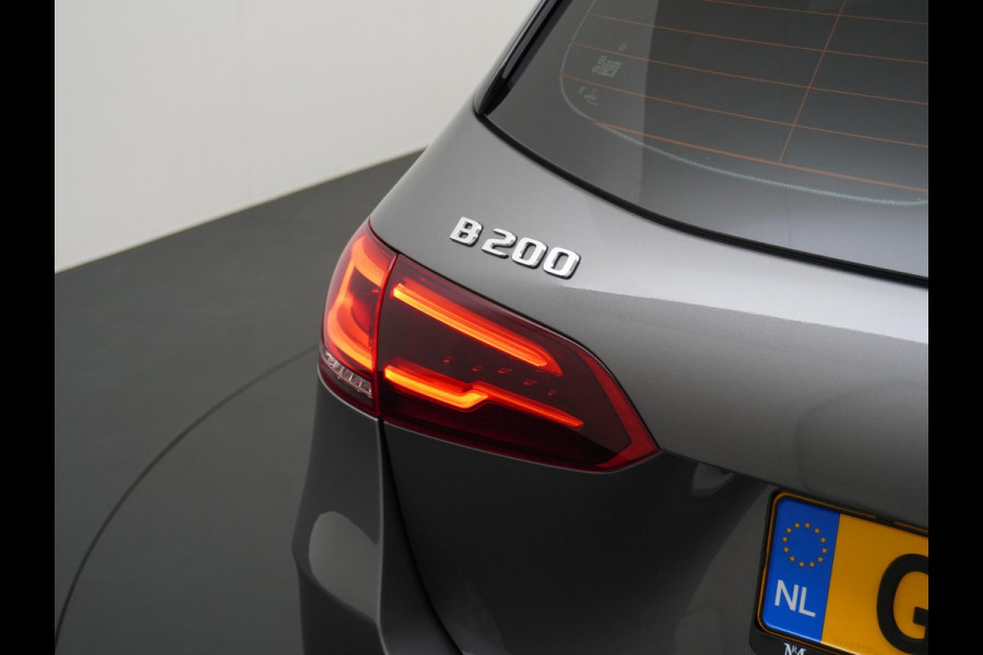 Mercedes-Benz B-Klasse 200 Business Solution AMG VAN: 27.900,- VOOR 25.877,- UW HERFSTVOORDEEL: 2.023,- Leder | Elektrische Kofferbak | Ambilight Sfeerverlichting | Rijklaar geleverd met 12 maanden BOVAG-garantie