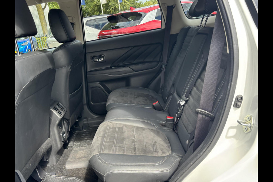 Mitsubishi Outlander 2.4 PHEV Intense+ VAN: 28.900,- VOOR: 25.330,- UW HERFSTVOORDEEL: 3.570,- PLUG-IN HYBRIDE | DEALER ONDERHOUDEN | AFNEEMBARE TREKHAAK | RIJKLAAR MET 12 MAANDEN BOVAG GARANTIE!
