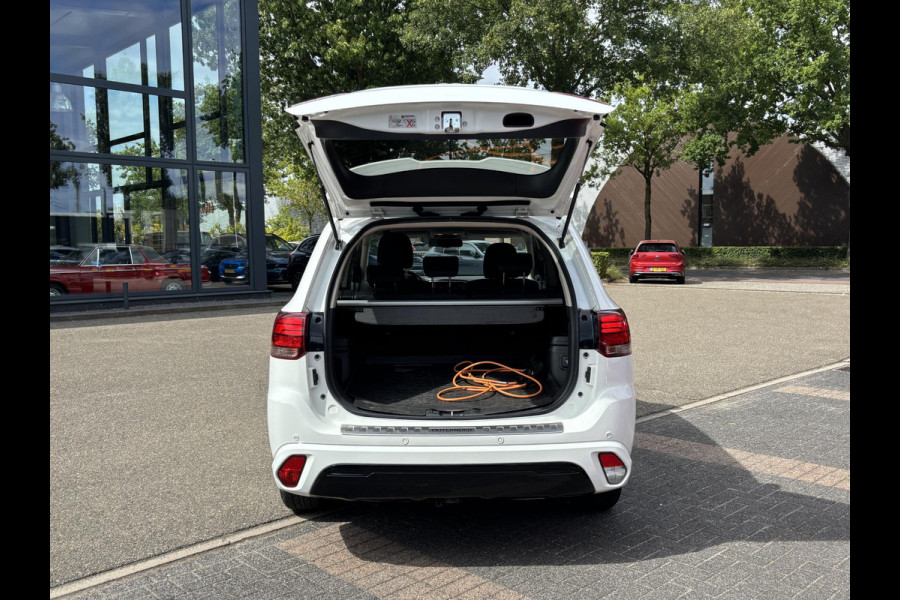 Mitsubishi Outlander 2.4 PHEV Intense+ VAN: 28.900,- VOOR: 25.330,- UW HERFSTVOORDEEL: 3.570,- PLUG-IN HYBRIDE | DEALER ONDERHOUDEN | AFNEEMBARE TREKHAAK | RIJKLAAR MET 12 MAANDEN BOVAG GARANTIE!