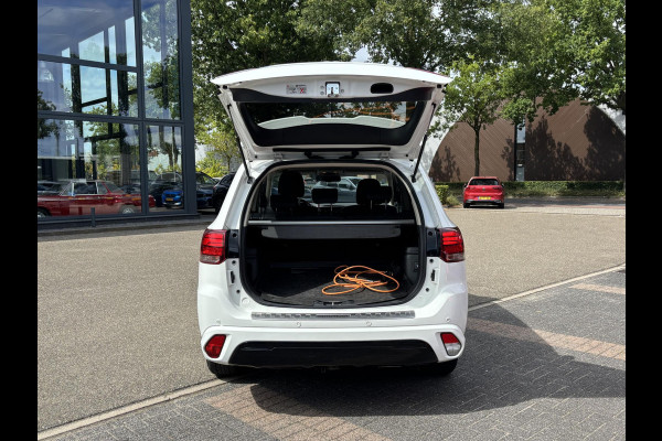 Mitsubishi Outlander 2.4 PHEV Intense+ VAN: 28.900,- VOOR: 25.330,- UW HERFSTVOORDEEL: 3.570,- PLUG-IN HYBRIDE | DEALER ONDERHOUDEN | AFNEEMBARE TREKHAAK | RIJKLAAR MET 12 MAANDEN BOVAG GARANTIE!