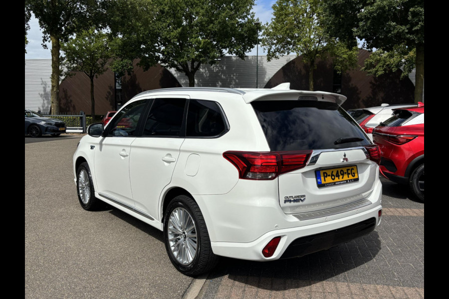 Mitsubishi Outlander 2.4 PHEV Intense+ VAN: 28.900,- VOOR: 25.330,- UW HERFSTVOORDEEL: 3.570,- PLUG-IN HYBRIDE | DEALER ONDERHOUDEN | AFNEEMBARE TREKHAAK | RIJKLAAR MET 12 MAANDEN BOVAG GARANTIE!