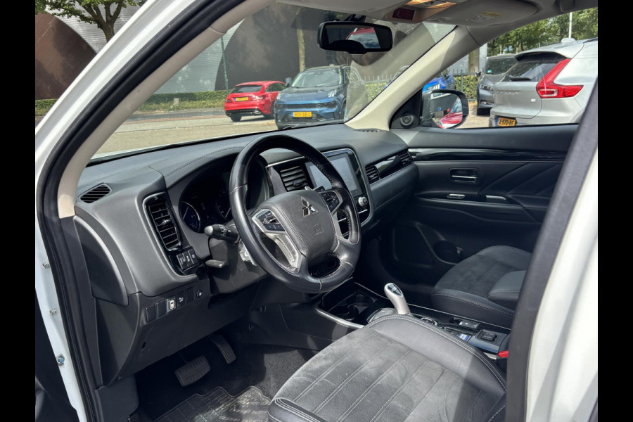 Mitsubishi Outlander 2.4 PHEV Intense+ VAN: 28.900,- VOOR: 25.330,- UW HERFSTVOORDEEL: 3.570,- PLUG-IN HYBRIDE | DEALER ONDERHOUDEN | AFNEEMBARE TREKHAAK | RIJKLAAR MET 12 MAANDEN BOVAG GARANTIE!