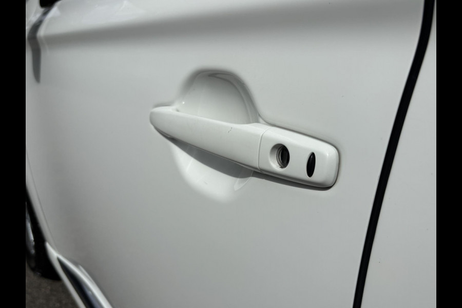 Mitsubishi Outlander 2.4 PHEV Intense+ VAN: 28.900,- VOOR: 25.330,- UW HERFSTVOORDEEL: 3.570,- PLUG-IN HYBRIDE | DEALER ONDERHOUDEN | AFNEEMBARE TREKHAAK | RIJKLAAR MET 12 MAANDEN BOVAG GARANTIE!