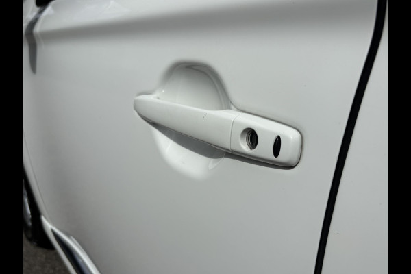 Mitsubishi Outlander 2.4 PHEV Intense+ VAN: 28.900,- VOOR: 25.330,- UW HERFSTVOORDEEL: 3.570,- PLUG-IN HYBRIDE | DEALER ONDERHOUDEN | AFNEEMBARE TREKHAAK | RIJKLAAR MET 12 MAANDEN BOVAG GARANTIE!