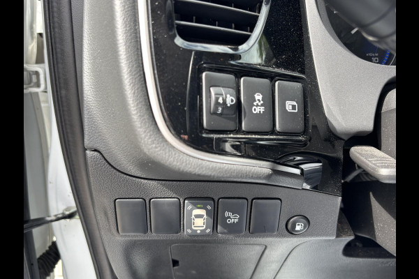 Mitsubishi Outlander 2.4 PHEV Intense+ VAN: 28.900,- VOOR: 25.330,- UW HERFSTVOORDEEL: 3.570,- PLUG-IN HYBRIDE | DEALER ONDERHOUDEN | AFNEEMBARE TREKHAAK | RIJKLAAR MET 12 MAANDEN BOVAG GARANTIE!