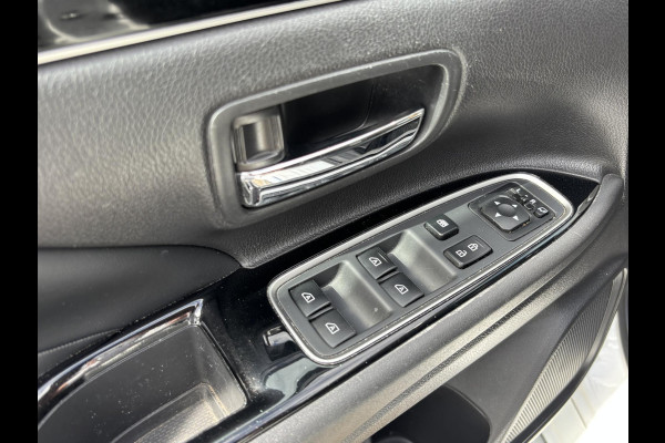 Mitsubishi Outlander 2.4 PHEV Intense+ VAN: 28.900,- VOOR: 25.330,- UW HERFSTVOORDEEL: 3.570,- PLUG-IN HYBRIDE | DEALER ONDERHOUDEN | AFNEEMBARE TREKHAAK | RIJKLAAR MET 12 MAANDEN BOVAG GARANTIE!
