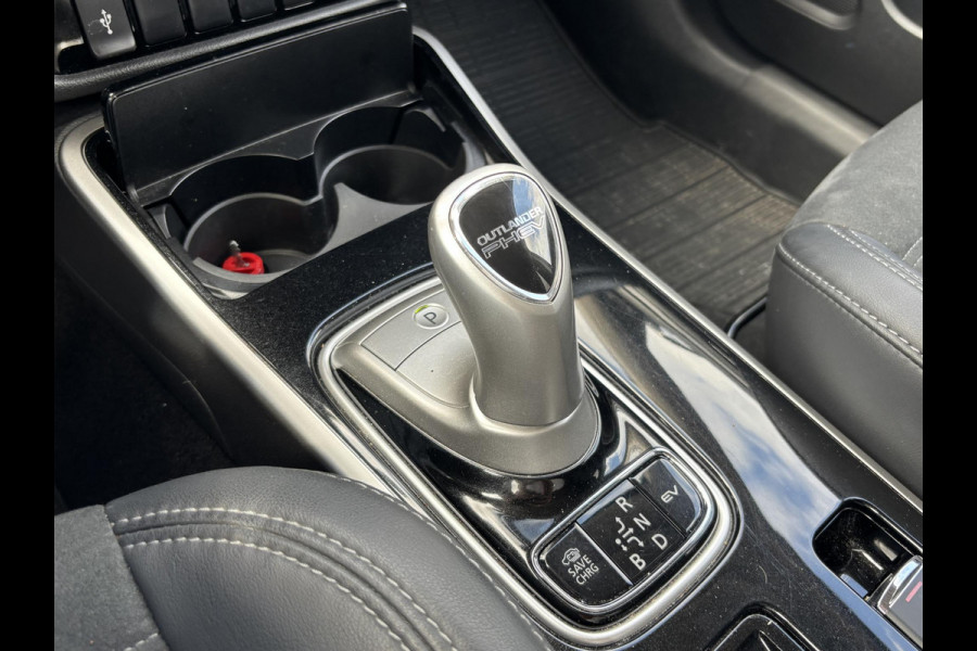 Mitsubishi Outlander 2.4 PHEV Intense+ VAN: 28.900,- VOOR: 25.330,- UW HERFSTVOORDEEL: 3.570,- PLUG-IN HYBRIDE | DEALER ONDERHOUDEN | AFNEEMBARE TREKHAAK | RIJKLAAR MET 12 MAANDEN BOVAG GARANTIE!