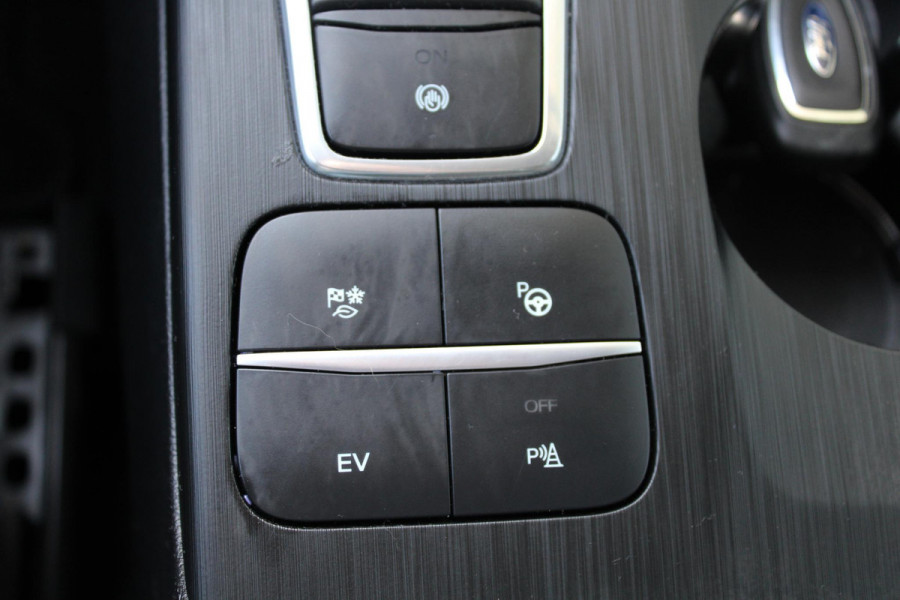 Ford Kuga 2.5 PHEV Titanium | Adaptieve Cruise Control | Voorruitverwarming | Climate Control | Achteruitrijcamera | BLIS | Privacy Glass | DAB | Stoelverwarming | 32DKM!