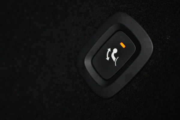 Volvo XC60 2.0 T5 AWD Momentum (TREKHAAK WEGKLAPBAAR, ACHTERUITRIJCAMERA, STOELVERWARMING, CARPLAY, NAVIGATIE, AUTOMAAT)