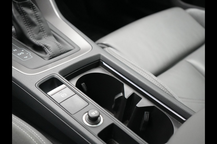 Audi Q3 Sportback 45 TFSI e S Line Plug In Hybrid 245pk Dealer O.H PHEV | Adaptive Cruise | Alcantara Sportstoelen Verwarmd | Bluetooth | Lane Assist | Blis | Sfeerverlichting | Navigatie | Virtual | DAB | 20"LM |