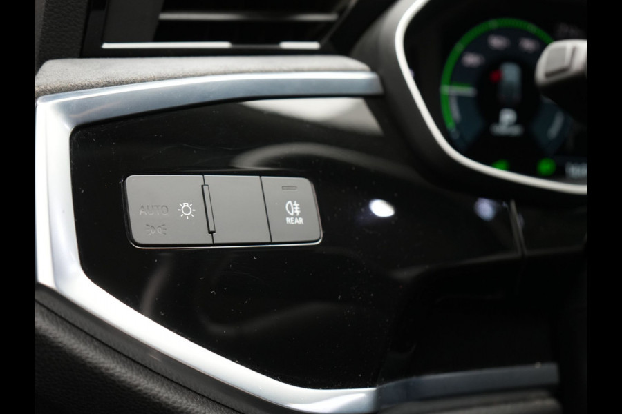 Audi Q3 Sportback 45 TFSI e S Line Plug In Hybrid 245pk Dealer O.H PHEV | Adaptive Cruise | Alcantara Sportstoelen Verwarmd | Bluetooth | Lane Assist | Blis | Sfeerverlichting | Navigatie | Virtual | DAB | 20"LM |
