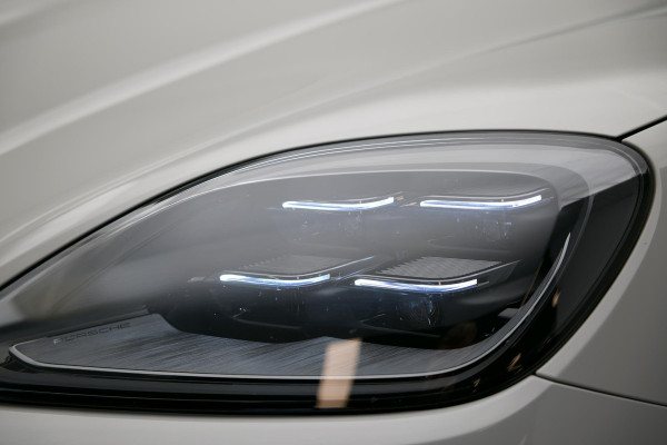 Porsche Cayenne 3.0 E-Hybrid |Pano|Krijt|SportChrono|Dodehoek|