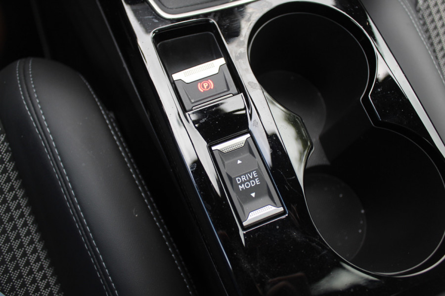 Peugeot 208 1.2 PureTech GT-Line / Panoramadak / Camera / Navigatie / 17'' / Half leder / Dodehoek / Cruise Control