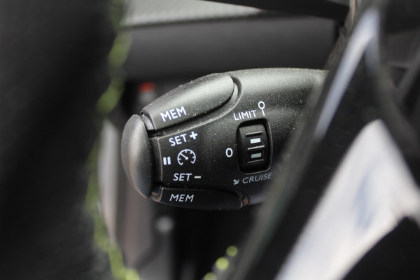 Peugeot 208 1.2 PureTech GT-Line / Panoramadak / Camera / Navigatie / 17'' / Half leder / Dodehoek / Cruise Control