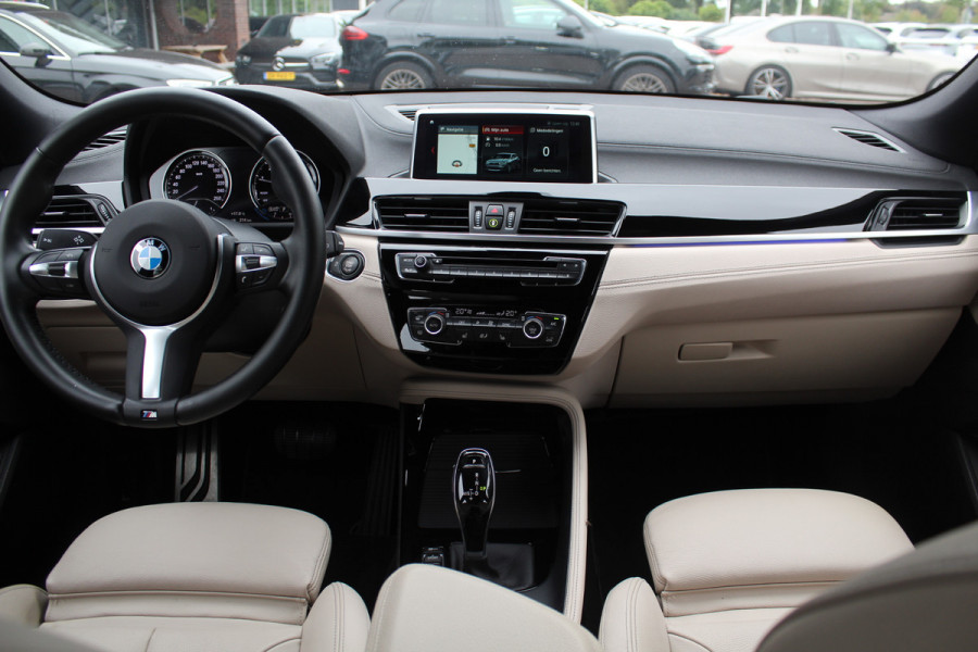 BMW X2 sDrive20i High Exe. M Sport / Camera / Leder / Head-up / 20'' / Navi. Proff / Stoelverwarming / DAB