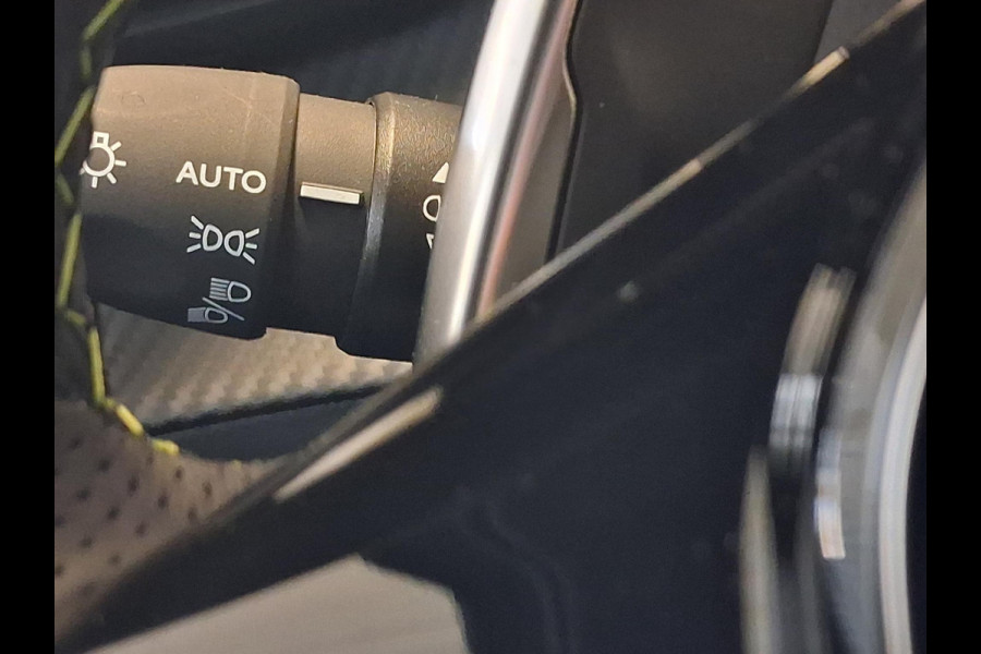 Peugeot 2008 1.2 Hybrid 145 GT Automaat | Panoramisch Schuifdak | Navigatie | 360° Camera | Stoelverwarming | Keyless Entry | Apple Carplay/Android Auto |