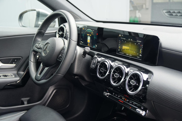 Mercedes-Benz A-Klasse 180 d AUTOMAAT + AFNEEMBARE TREKHAAK / 18'' / LED / CAMERA