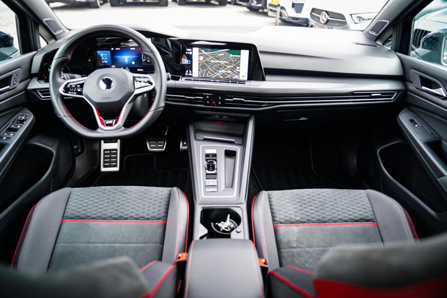 Volkswagen Golf 2.0 TSI GTI CLUBSPORT | 301PK | Panorama | IQ Light | Adaptieve cruise | Camera | Stuurverwarming | Kuipstoelen |